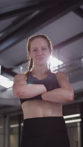 Retrato-En-Video-Vertical-De-Una-Mujer-Madura-Sonriente-Con-Ropa-Deportiva-Parada-En-El-Gimnasio-Lista-Para-Hacer-Ejercicio-2